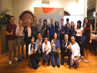 Sinh viên Việt Nam cùng với các sinh viên nước ngoài chiến thắng cuộc thi Hạt Giống cho Tương Lai APAC Tech4Good của Huawei